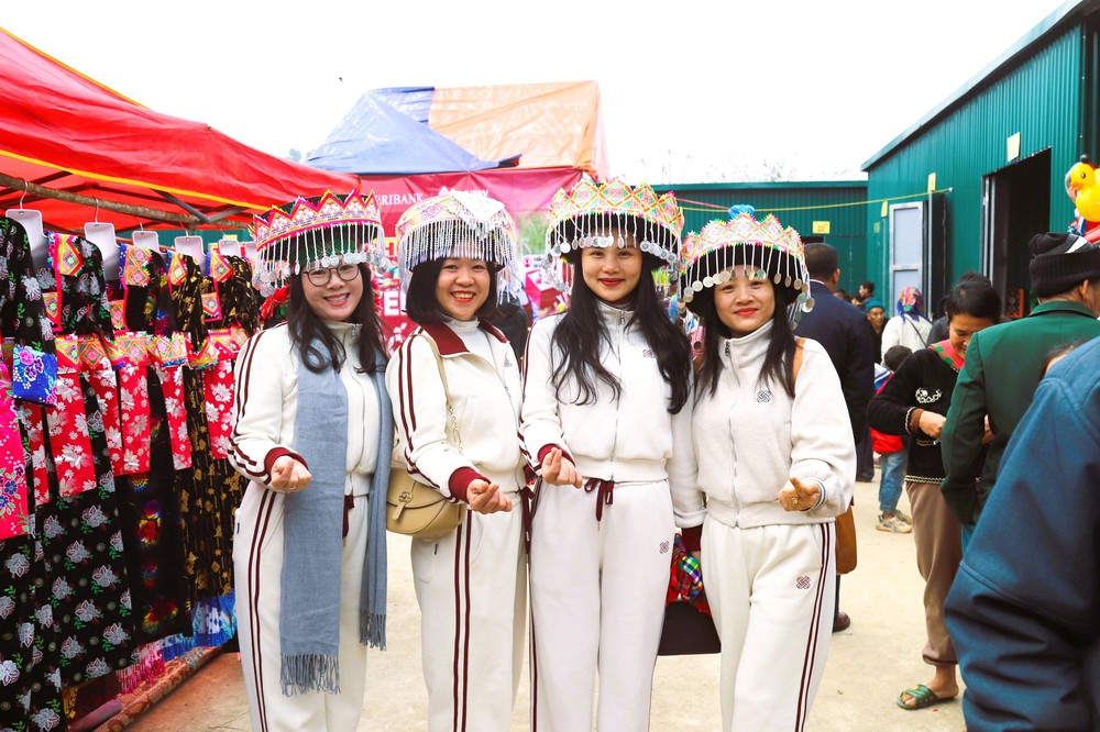 Độc đáo sắc màu văn hóa chợ phiên biên giới Nhôn Mai - Ảnh 1.