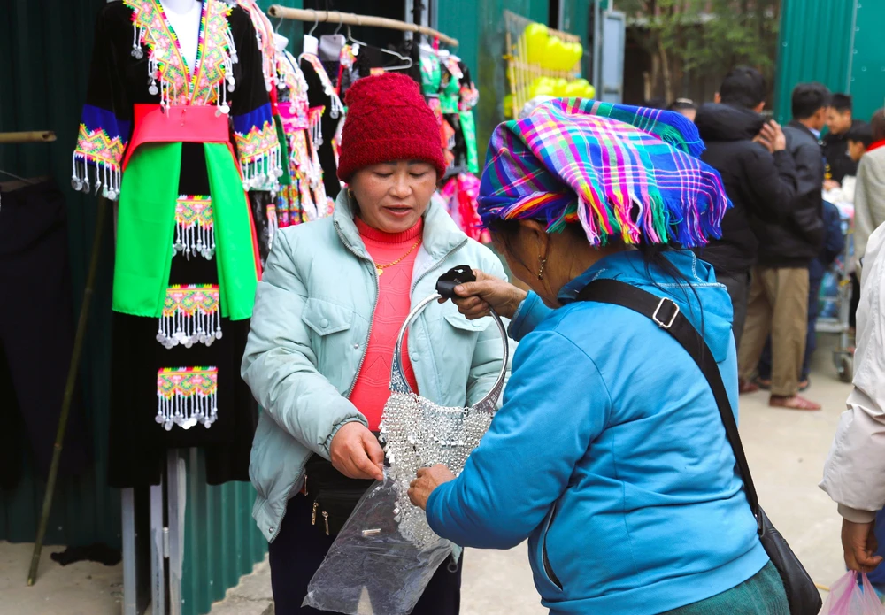 Độc đáo sắc màu văn hóa chợ phiên biên giới Nhôn Mai - Ảnh 13.