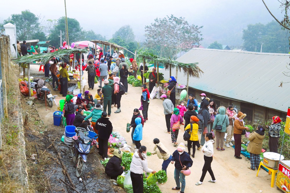 Độc đáo sắc màu văn hóa chợ phiên biên giới Nhôn Mai - Ảnh 14.