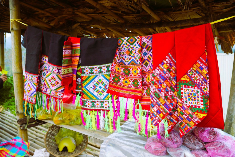 Độc đáo sắc màu văn hóa chợ phiên biên giới Nhôn Mai - Ảnh 2.