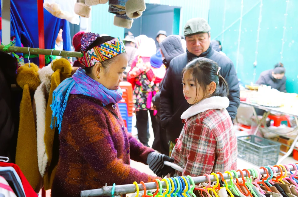 Độc đáo sắc màu văn hóa chợ phiên biên giới Nhôn Mai - Ảnh 12.