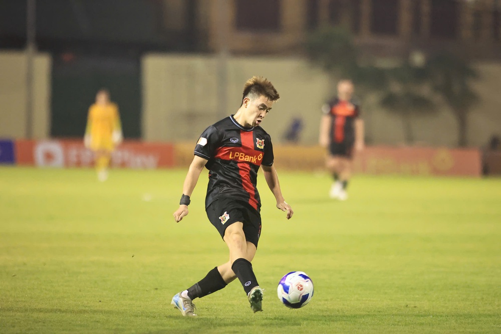 Tiến Linh đón đồng đội tuyển thủ quốc gia, Công an TP.HCM nâng cấp lực lượng - Ảnh 2.