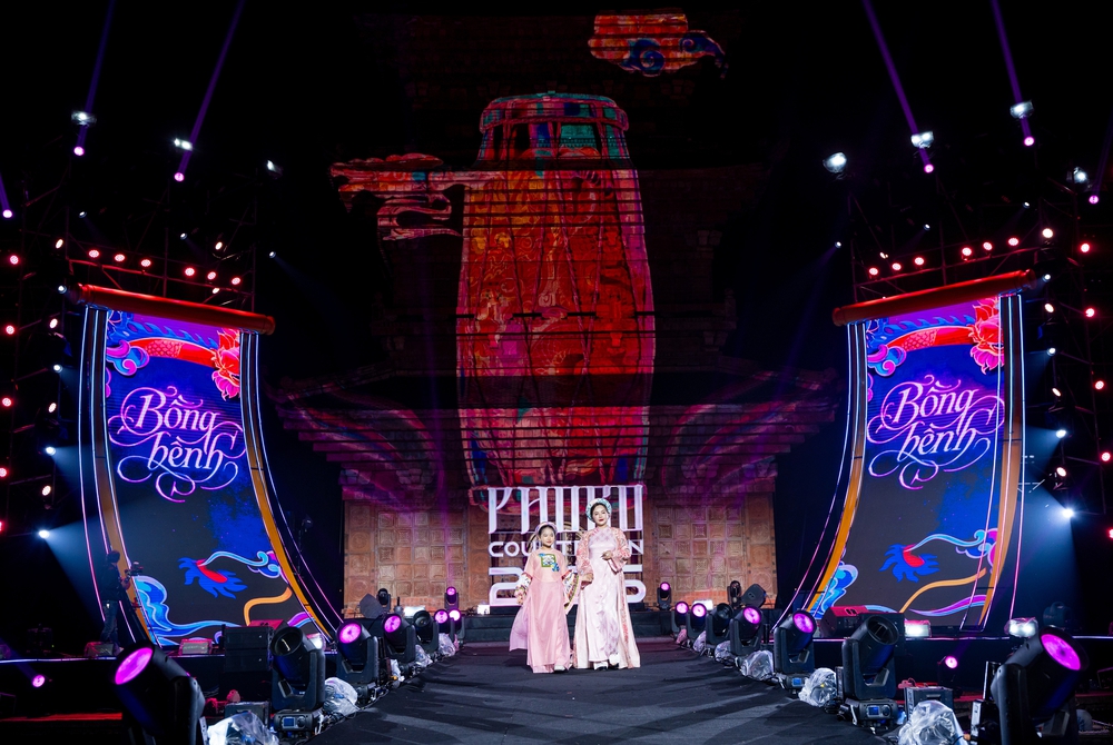 Cao Minh Tiến đưa di sản Tràng An lên sân khấu thời trang qua BST "Bồng bềnh" - Ảnh 2. Cao Minh Tiến đưa di sản Tràng An lên sân khấu thời trang qua BST "Bồng bềnh" - Ảnh 2.