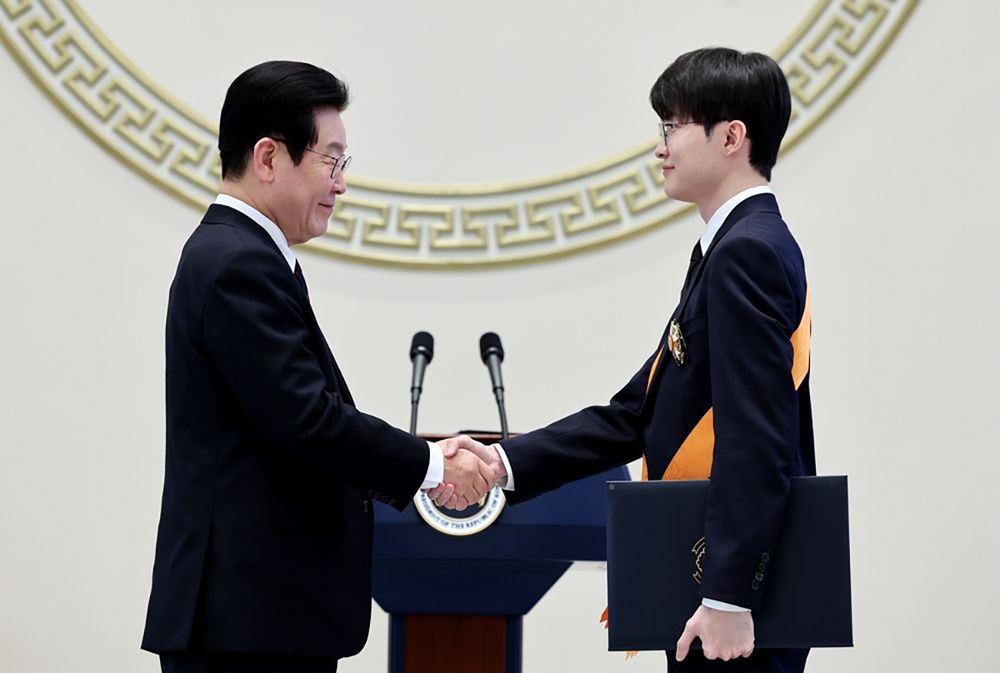 Game thủ Faker nhận Huân chương cao quý từ Tổng thống Hàn Quốc, sánh ngang Son Heung-Min - Ảnh 1. Game thủ Faker nhận Huân chương cao quý từ Tổng thống Hàn Quốc, sánh ngang Son Heung-Min - Ảnh 1.