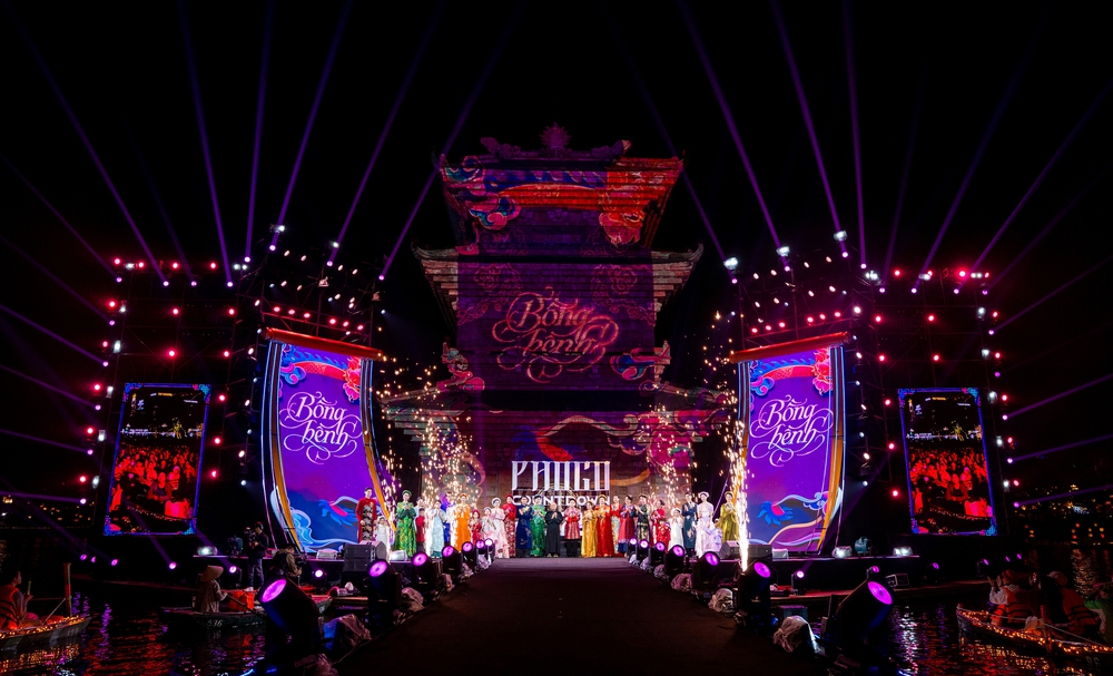 Cao Minh Tiến đưa di sản Tràng An lên sân khấu thời trang qua BST "Bồng bềnh" - Ảnh 4. Cao Minh Tiến đưa di sản Tràng An lên sân khấu thời trang qua BST "Bồng bềnh" - Ảnh 4.