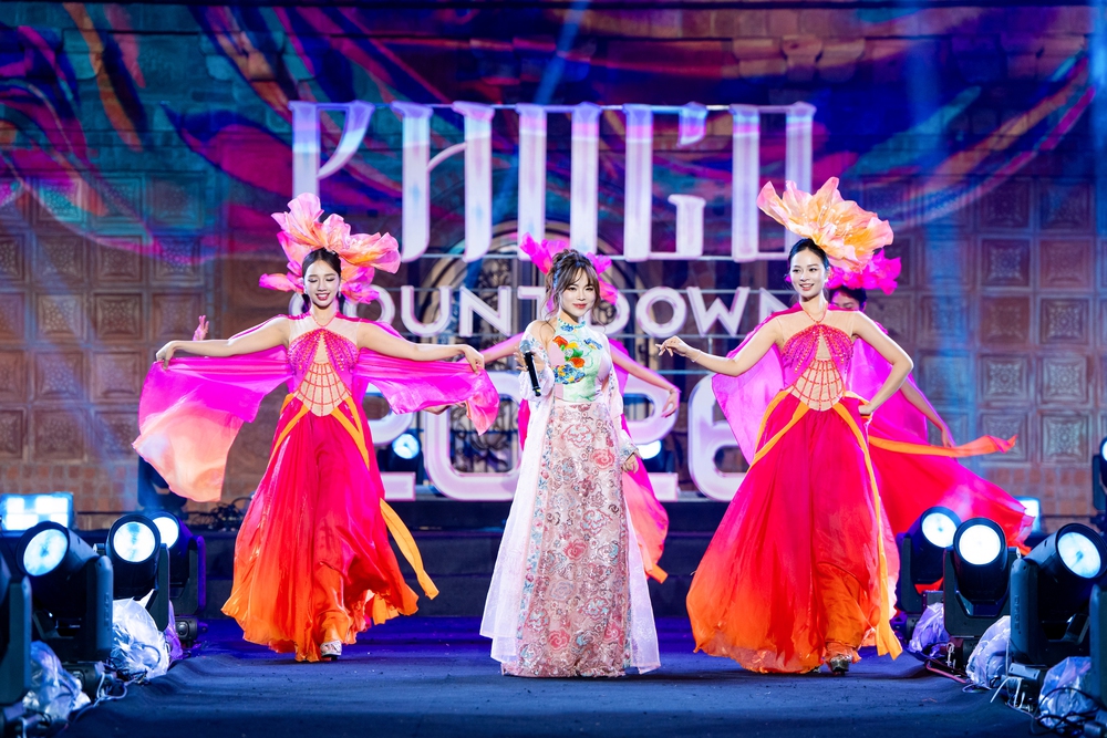 Cao Minh Tiến đưa di sản Tràng An lên sân khấu thời trang qua BST "Bồng bềnh" - Ảnh 9. Cao Minh Tiến đưa di sản Tràng An lên sân khấu thời trang qua BST "Bồng bềnh" - Ảnh 9.