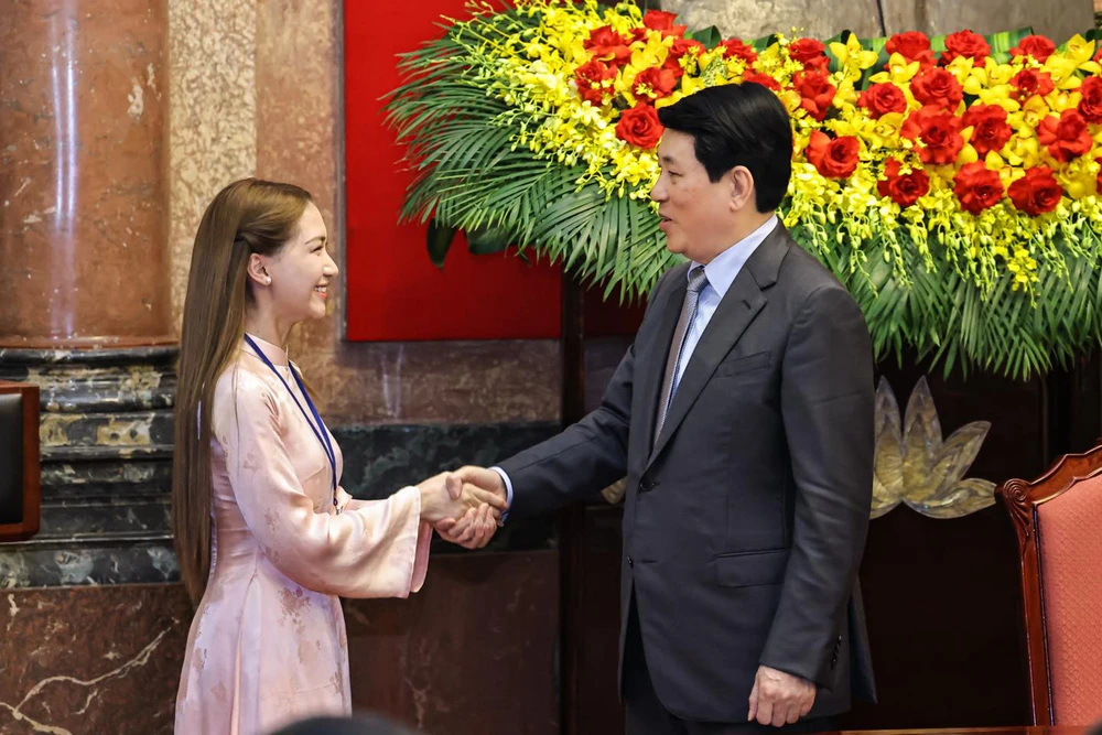 Ca sĩ Hoà Minzy tuổi 30: Tự hào với "mưa" bằng khen, giải thưởng và tình yêu của khán giả - Ảnh 3.