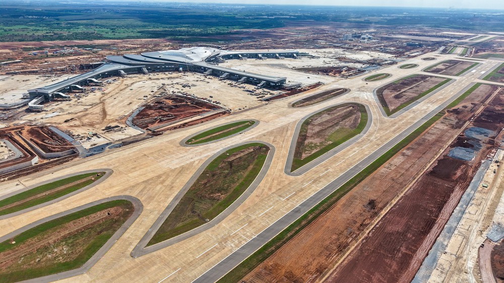 Xuyên Tết lắp đặt thiết bị tại nhà ga sân bay Long Thành - Ảnh 1.