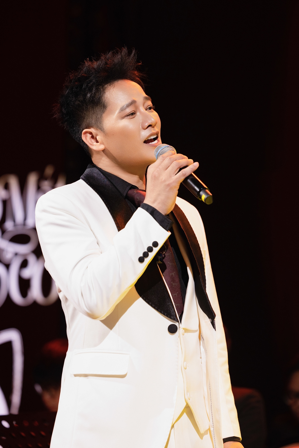 Sau bản hit 100 triệu view, Anh Quân Idol tiếp tục ra mắt MV Trong mắt em có - Ảnh 4.