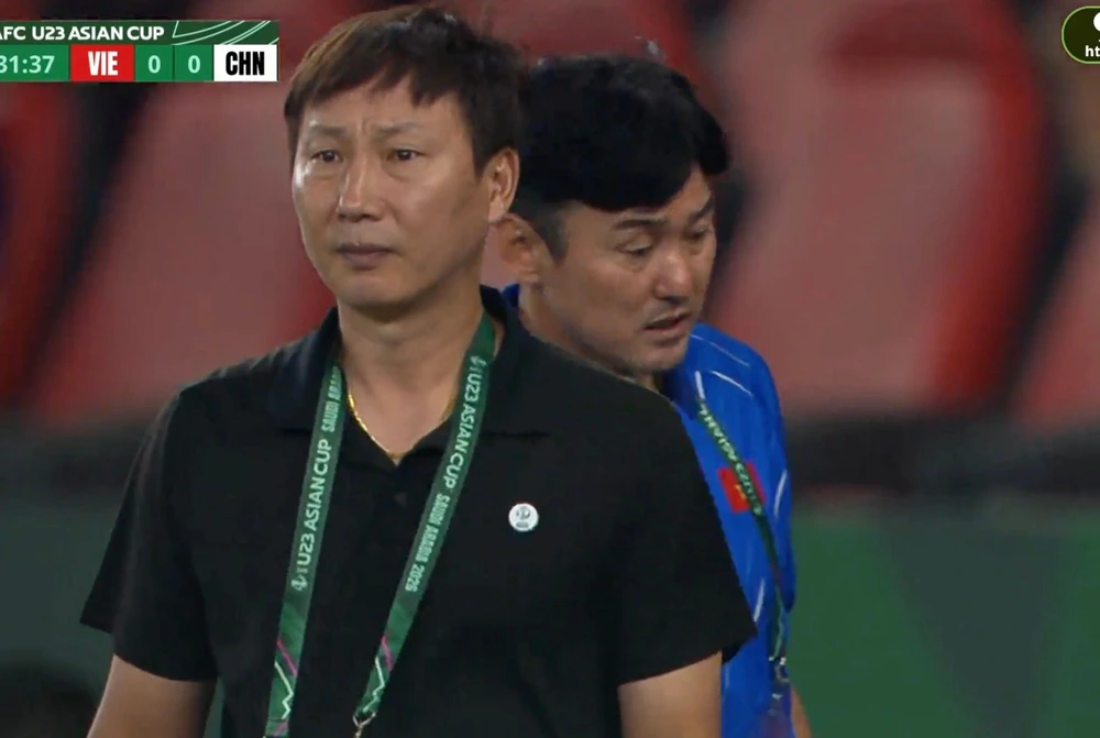 Hậu vệ trụ cột rời sân bằng cáng, U23 Việt Nam tổn thất lớn ở bán kết U23 châu Á - Ảnh 2.