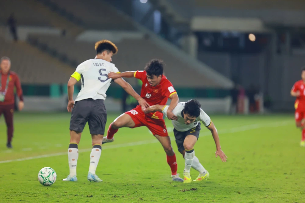 U23 Trung Quốc (áo trắng) có thể lực, thể hình vượt trội so với U23 Việt Nam. Ảnh: Ted Trần