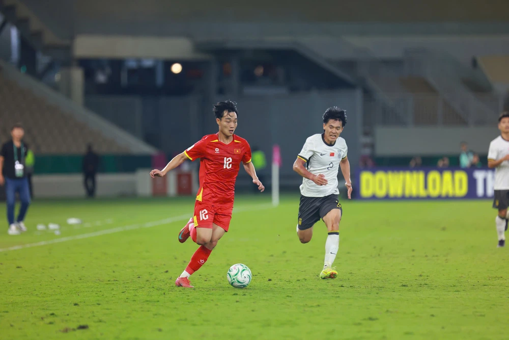 Cầu thủ U23 Trung Quốc áp sát rất nhanh khi U23 Việt Nam có bóng. Ảnh: Ted Trần