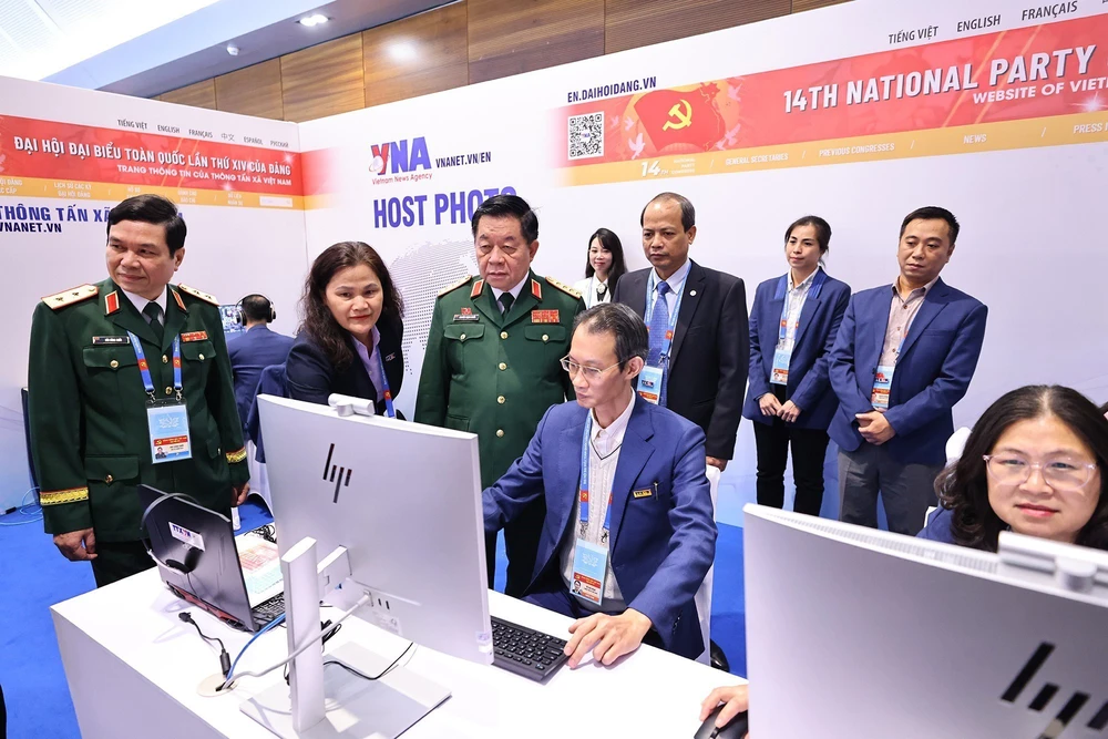 Đại tướng Nguyễn Trọng Nghĩa thăm khu tác nghiệp của TTXVN tại Đại hội XIV của Đảng - Ảnh 2.