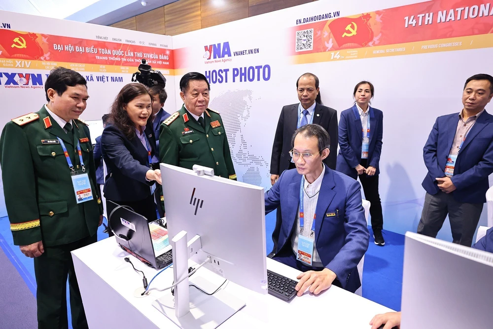 Đại tướng Nguyễn Trọng Nghĩa thăm khu tác nghiệp của TTXVN tại Đại hội XIV của Đảng - Ảnh 1.