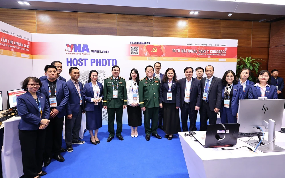 Đại tướng Nguyễn Trọng Nghĩa thăm khu tác nghiệp của TTXVN tại Đại hội XIV của Đảng - Ảnh 6.