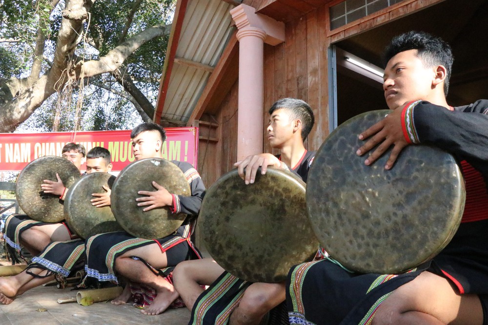 Đại hội XIV của Đảng: Đồng bào Tây Nguyên quây quần theo dõi Phiên khai mạc Đại hội - Ảnh 4.