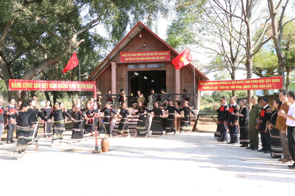 Đại hội XIV của Đảng: Đồng bào Tây Nguyên quây quần theo dõi Phiên khai mạc Đại hội - Ảnh 3.