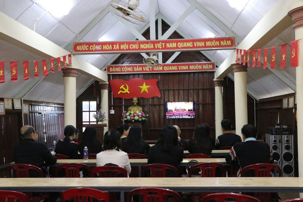 Đại hội XIV của Đảng: Đồng bào Tây Nguyên quây quần theo dõi Phiên khai mạc Đại hội - Ảnh 5.