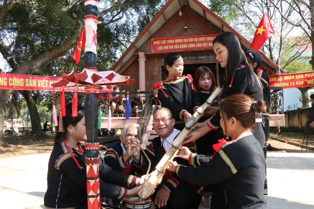 Đại hội XIV của Đảng: Đồng bào Tây Nguyên quây quần theo dõi Phiên khai mạc Đại hội - Ảnh 1.