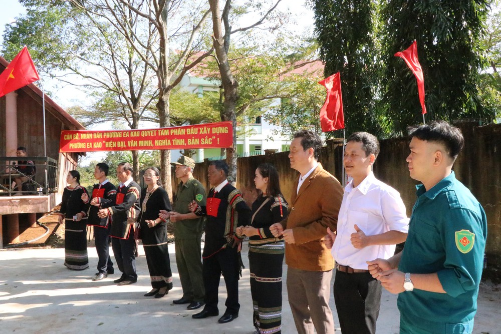 Đại hội XIV của Đảng: Đồng bào Tây Nguyên quây quần theo dõi Phiên khai mạc Đại hội - Ảnh 2.