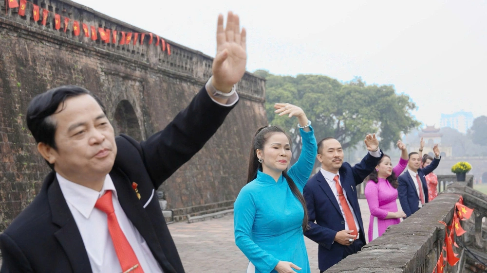 Chào mừng Đại hội Đảng XIV: Ngắm loạt biểu tượng của Việt Nam trong MV "Đảng đã cho ta mùa xuân" - Ảnh 3.