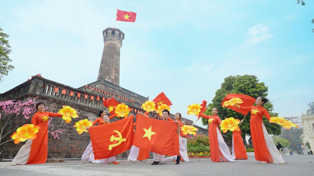 Chào mừng Đại hội Đảng XIV: Ngắm loạt biểu tượng của Việt Nam trong MV "Đảng đã cho ta mùa xuân" - Ảnh 2.