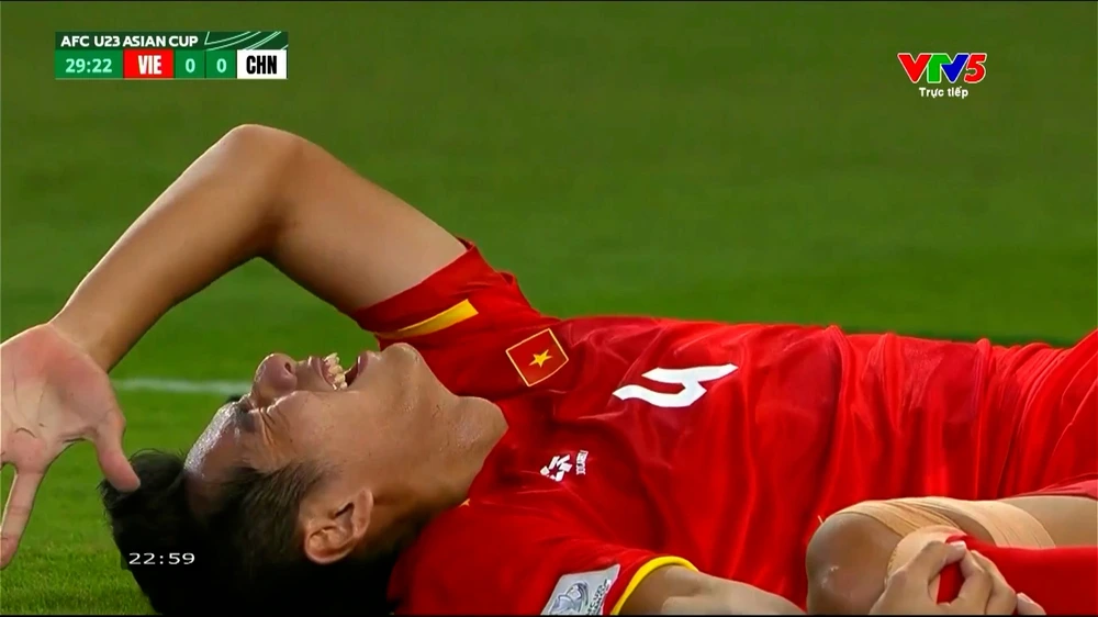 Bố mẹ trung vệ Hiểu Minh bỏ dở trận đấu khi con trai dính chấn thương nhập viện - Ảnh 3.