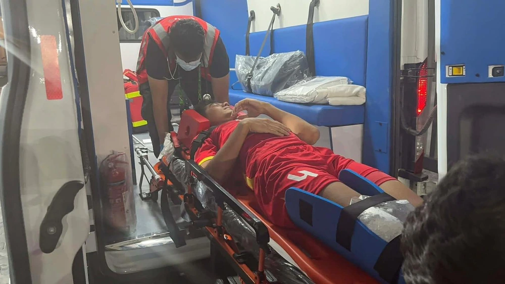 Cựu bác sĩ ĐT Việt Nam nói về chấn thương của Hiểu Minh: 'Khoảnh khắc đó không còn là bóng đá' - Ảnh 2.