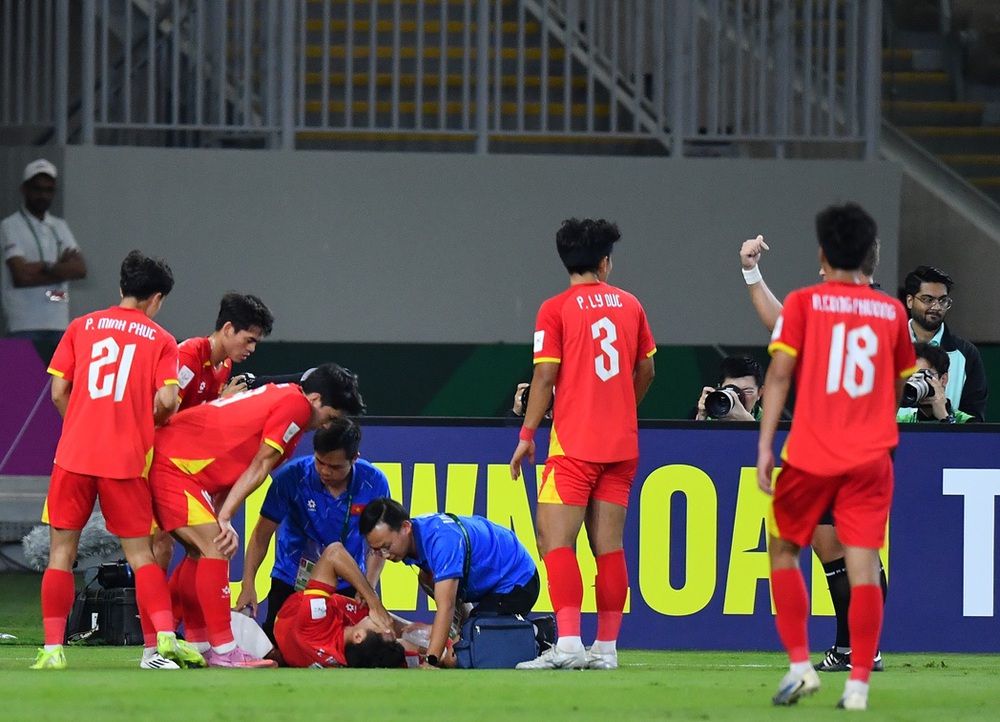 Hiểu Minh chán thương nặng ở trận bán kết giải U23 Châu Á. Ảnh: AFC