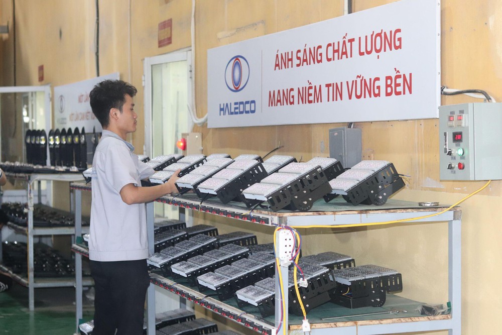 Đầu tư đèn LED: Bài toán sinh lời cho chủ sân thể thao trong xu thế hội nhập - Ảnh 2.