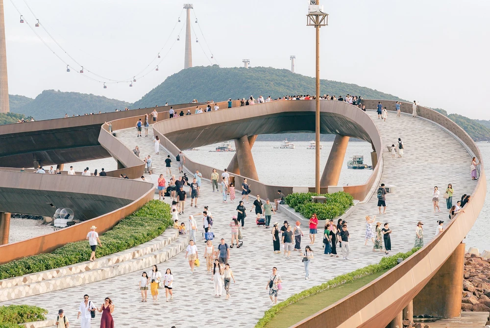 Đại hội XIV của Đảng: Phát triển đặc khu Phú Quốc thành trung tâm kinh tế, du lịch - dịch vụ tổng hợp tầm quốc gia, quốc tế  - Ảnh 3.