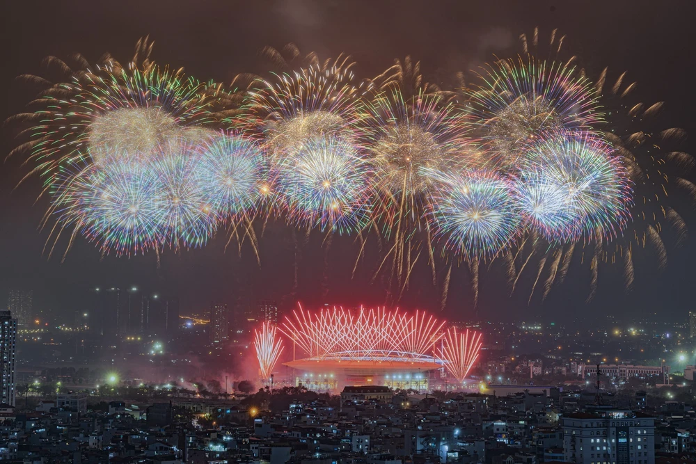 Hà Nội: Tổng duyệt pháo hoa chào mừng Đại hội XIV của Đảng - Ảnh 1.