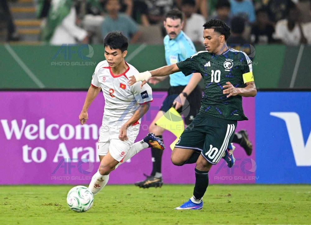 Người quan sát: "Tuy mạnh yếu từng lúc khác nhau..." - Ảnh 1. Người quan sát: "Tuy mạnh yếu từng lúc khác nhau..." - Ảnh 1.