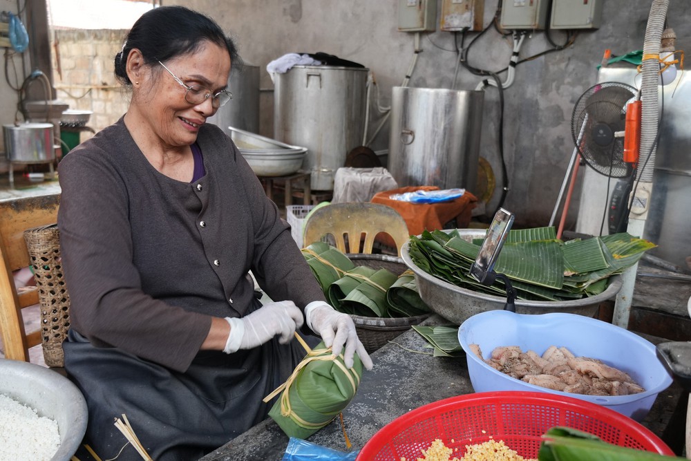 Hải Phòng: Tết về sớm ở làng bánh chưng Thủy Đường - Ảnh 2.