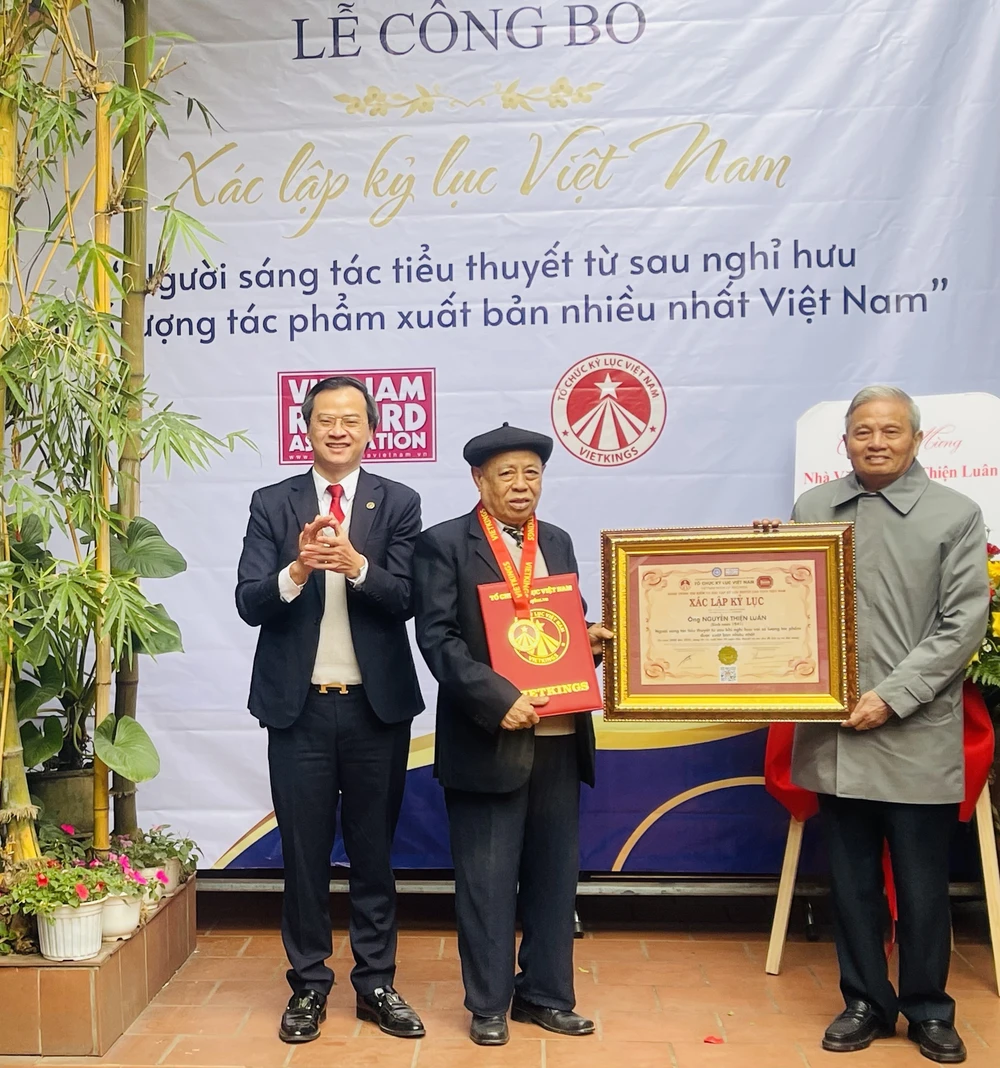Xác lập Kỷ lục Việt Nam cho người sáng tác nhiều tiểu thuyết được xuất bản nhất sau khi nghỉ hưu - Ảnh 1.