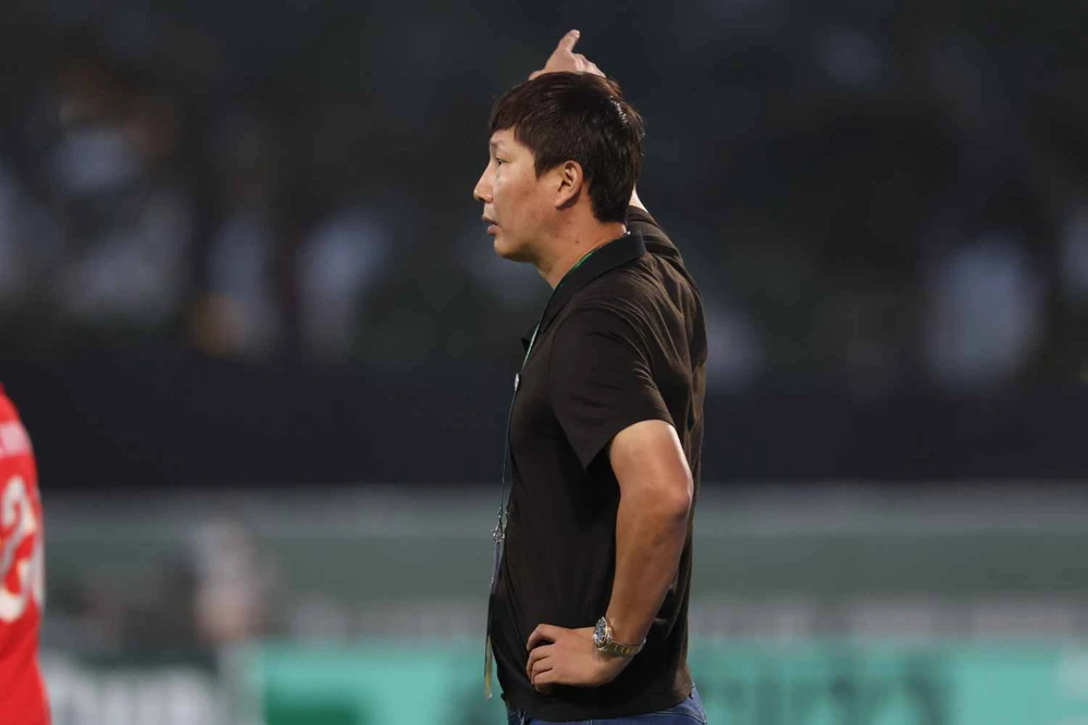 HLV Kim Sang Sik khen cầu thủ thi đấu kiên cường, 'thông cảm' cho thẻ đỏ của Đình Bắc - Ảnh 1.