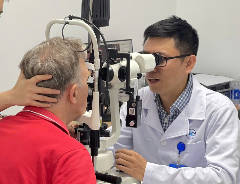 Bệnh nhân người Anh vượt nửa vòng Trái đất về Việt Nam điều trị đục thủy tinh thể - Ảnh 1. Bệnh nhân người Anh vượt nửa vòng Trái đất về Việt Nam điều trị đục thủy tinh thể - Ảnh 1.