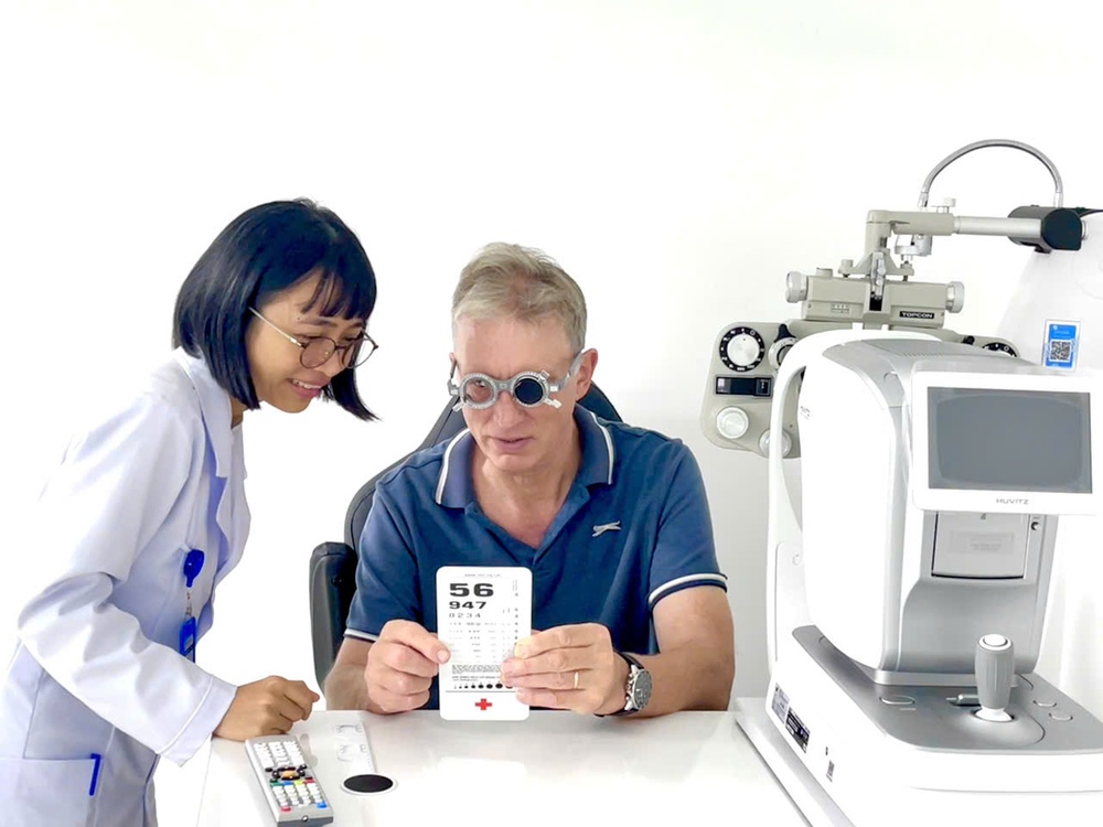 Bệnh nhân người Anh vượt nửa vòng Trái đất về Việt Nam điều trị đục thủy tinh thể - Ảnh 2. Bệnh nhân người Anh vượt nửa vòng Trái đất về Việt Nam điều trị đục thủy tinh thể - Ảnh 2.