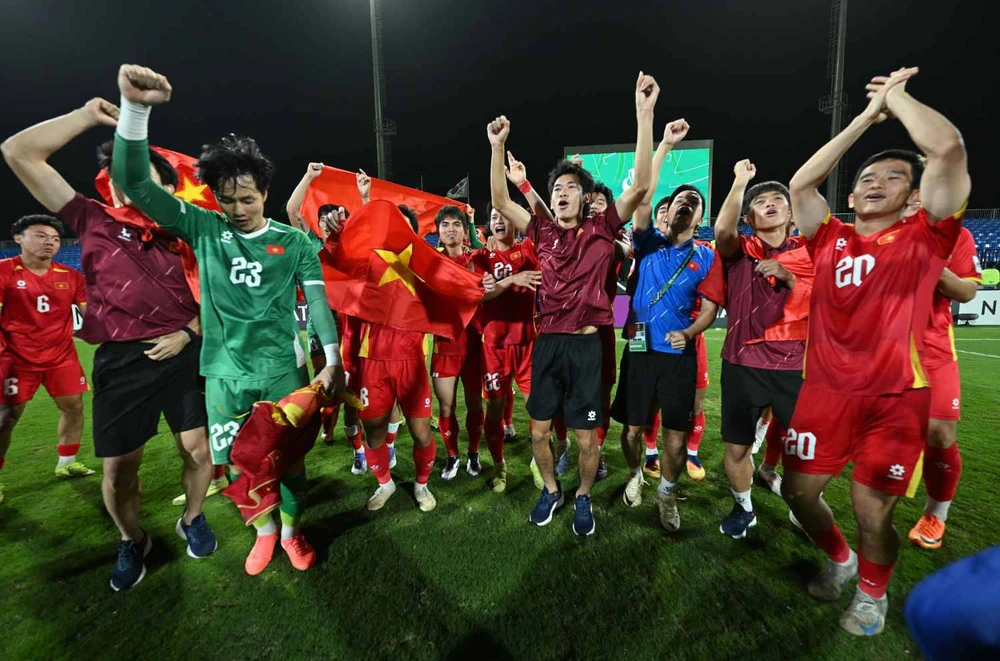 HLV Kim Sang Sik khen cầu thủ thi đấu kiên cường, 'thông cảm' cho thẻ đỏ của Đình Bắc - Ảnh 2.