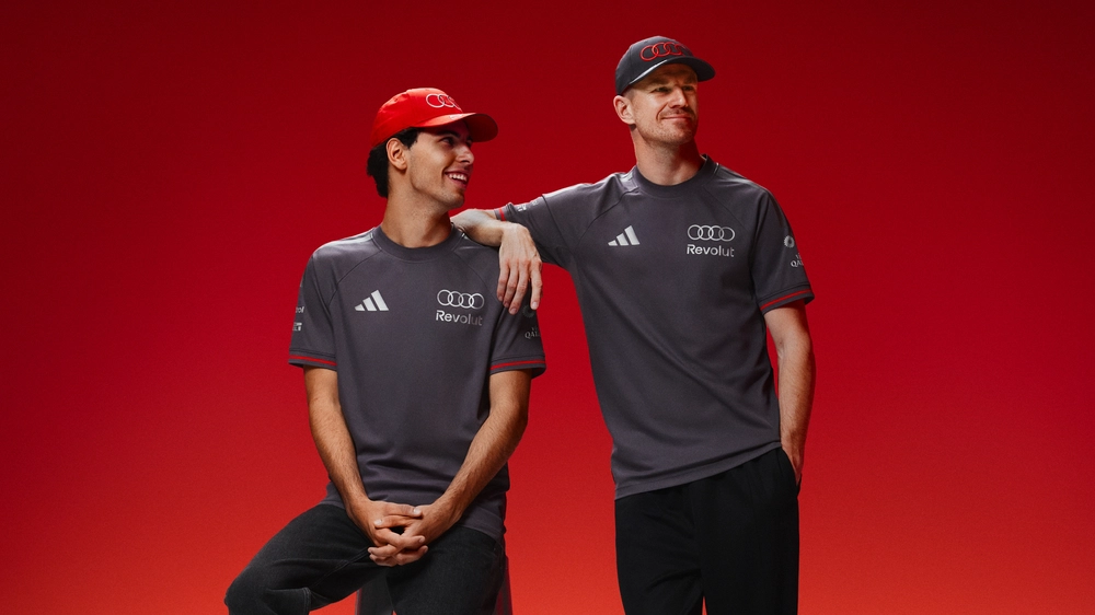 adidas và đội đua Audi Revolut F1 ra mắt trang phục thi đấu chính thức - Ảnh 2. adidas và đội đua Audi Revolut F1 ra mắt trang phục thi đấu chính thức - Ảnh 2.