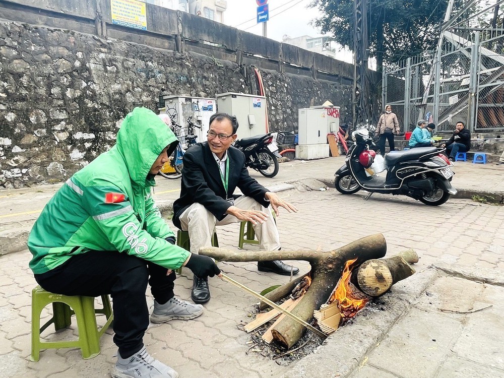 Người dân Hà Nội ứng phó với đợt rét sâu nhất đầu năm 2026 - Ảnh 3.
