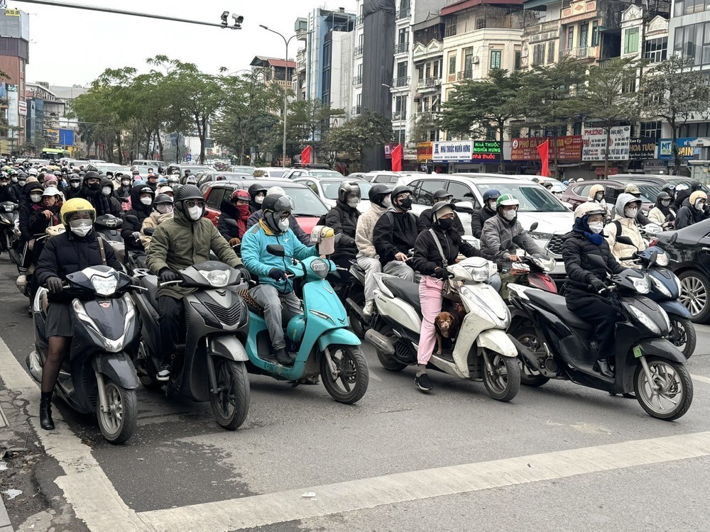 Người dân Hà Nội ứng phó với đợt rét sâu nhất đầu năm 2026 - Ảnh 2.