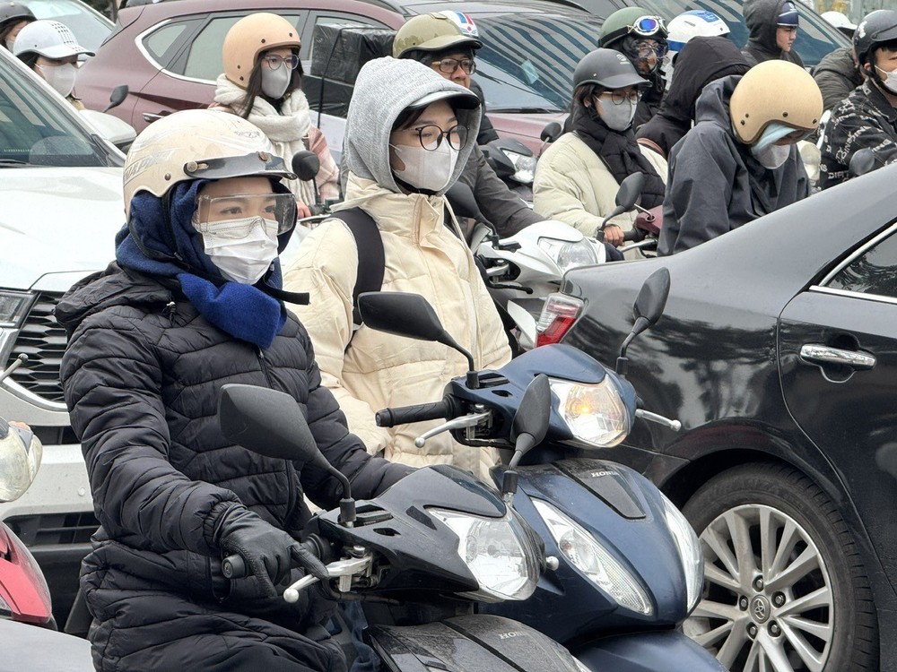 Người dân Hà Nội ứng phó với đợt rét sâu nhất đầu năm 2026 - Ảnh 1.
