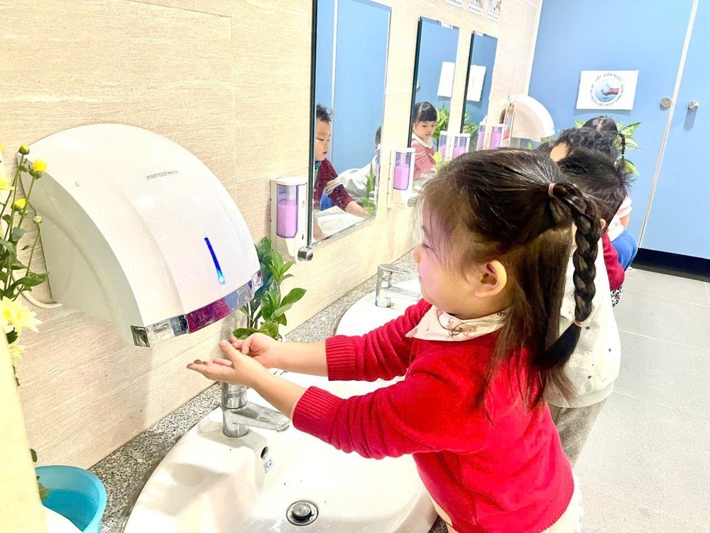 Trường học ở Hà Nội linh hoạt phương án dạy học trong ngày rét đậm - Ảnh 1.