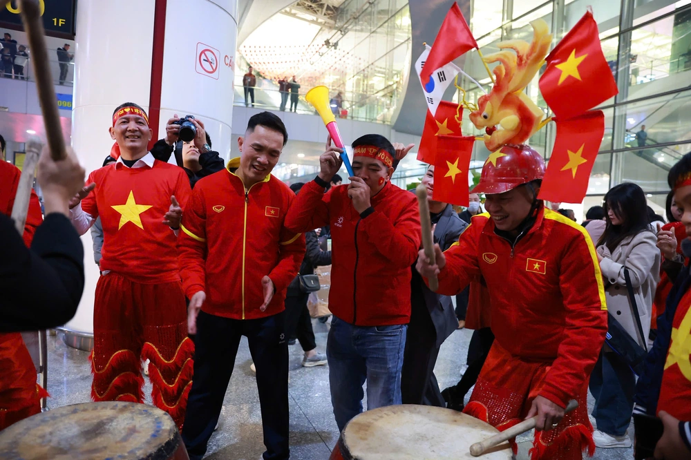 U23 Việt Nam về trong vòng tay yêu thương của người hâm mộ - Ảnh 2.