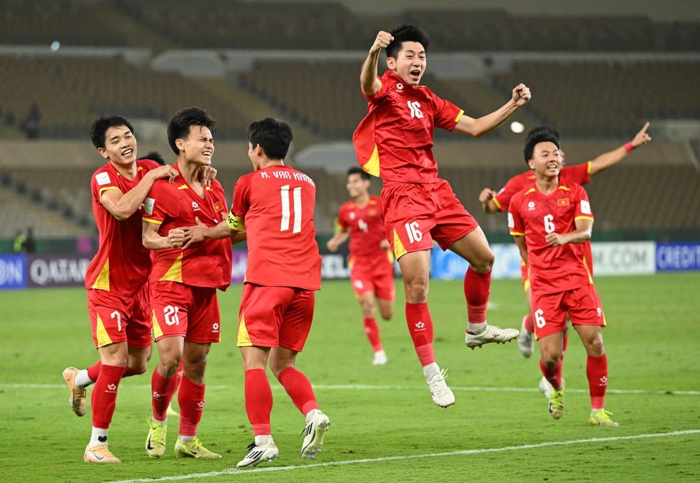 Thày trò HLV Kim Sang Sik và chiến thắng giàu cảm xúc bậc nhất trong lịch sử bóng đá Việt Nam - Ảnh 2. Thày trò HLV Kim Sang Sik và chiến thắng giàu cảm xúc bậc nhất trong lịch sử bóng đá Việt Nam - Ảnh 2.