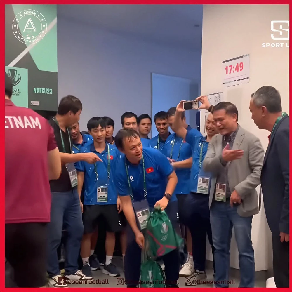 Cầu thủ U23 Việt Nam nhận huy chương châu Á trong phòng thay đồ  - Ảnh 1.