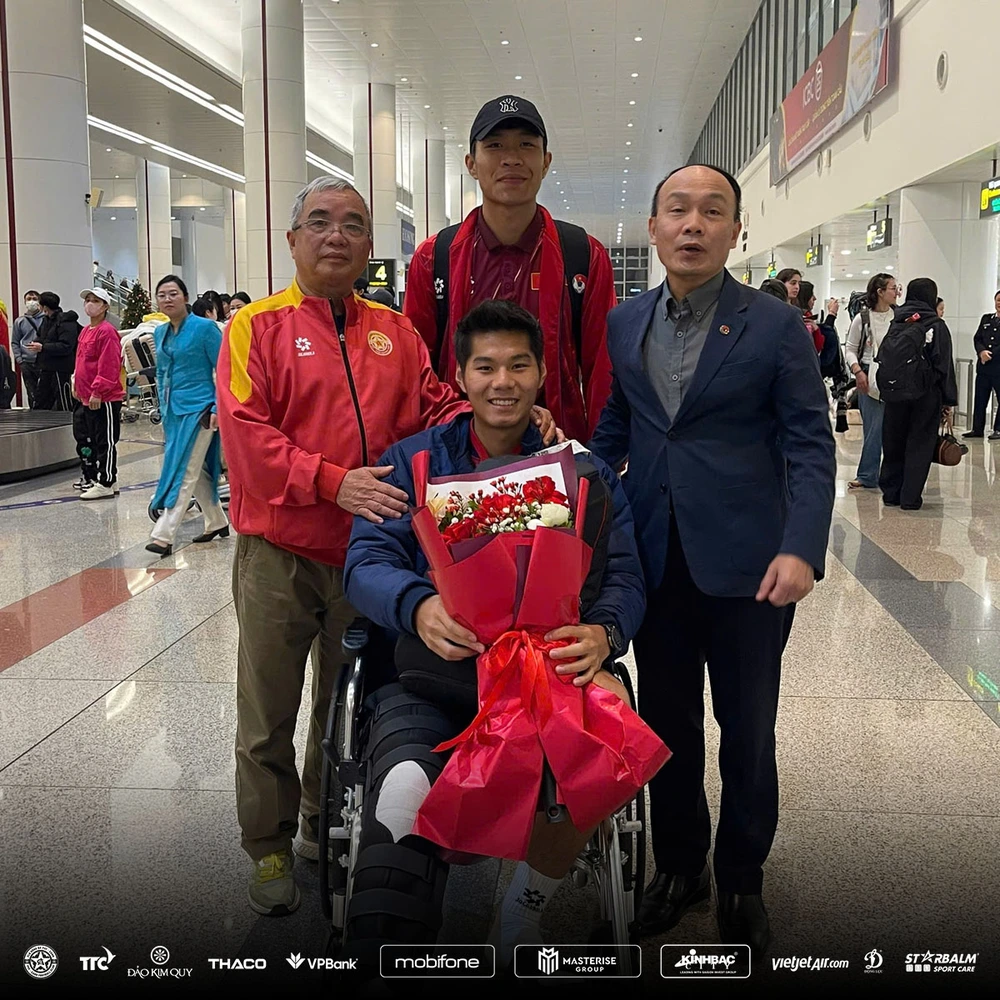 U23 Việt Nam về trong vòng tay yêu thương của người hâm mộ - Ảnh 4.