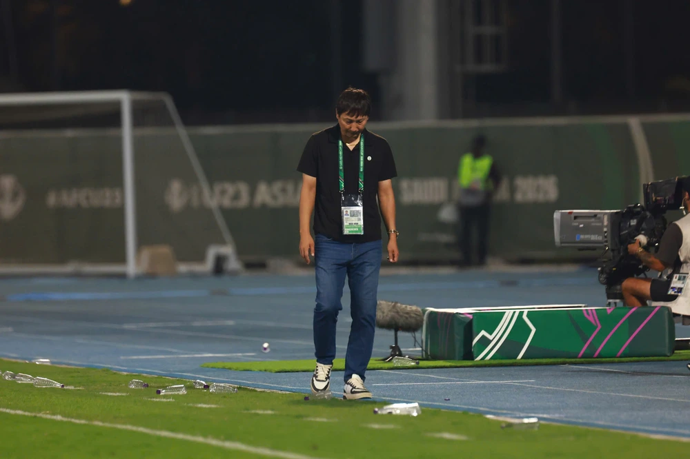 Khoảnh khắc lặng im của HLV Kim Sang Sik và giá trị nhân văn ẩn giấu phía sau - Ảnh 1. Khoảnh khắc lặng im của HLV Kim Sang Sik và giá trị nhân văn ẩn giấu phía sau - Ảnh 1.