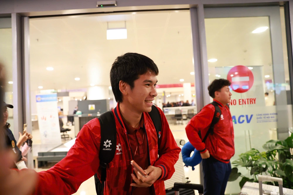 U23 Việt Nam về trong vòng tay yêu thương của người hâm mộ - Ảnh 3.